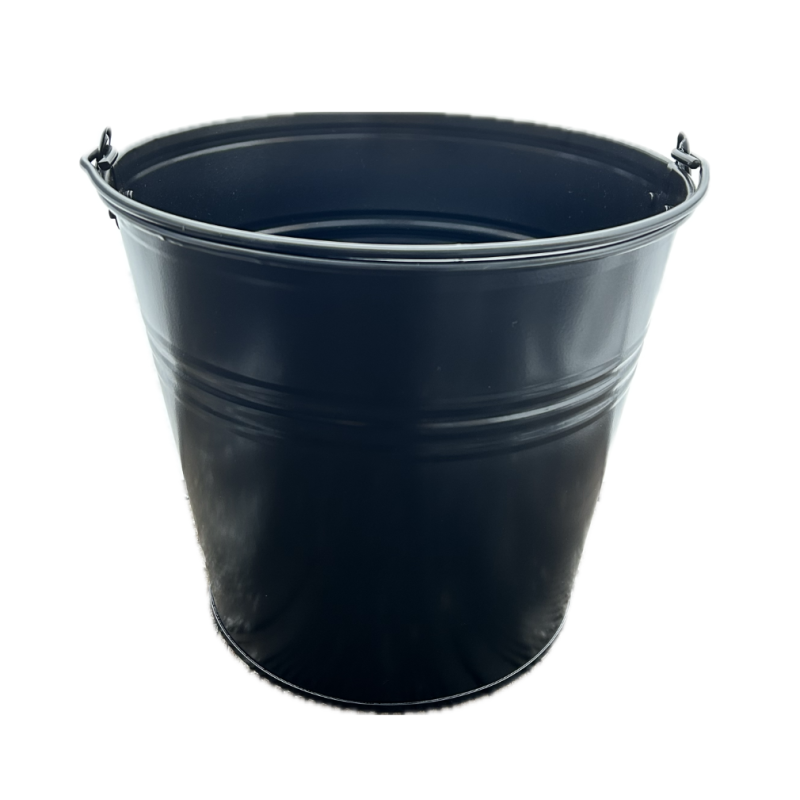 Czarne wiadro na popiół