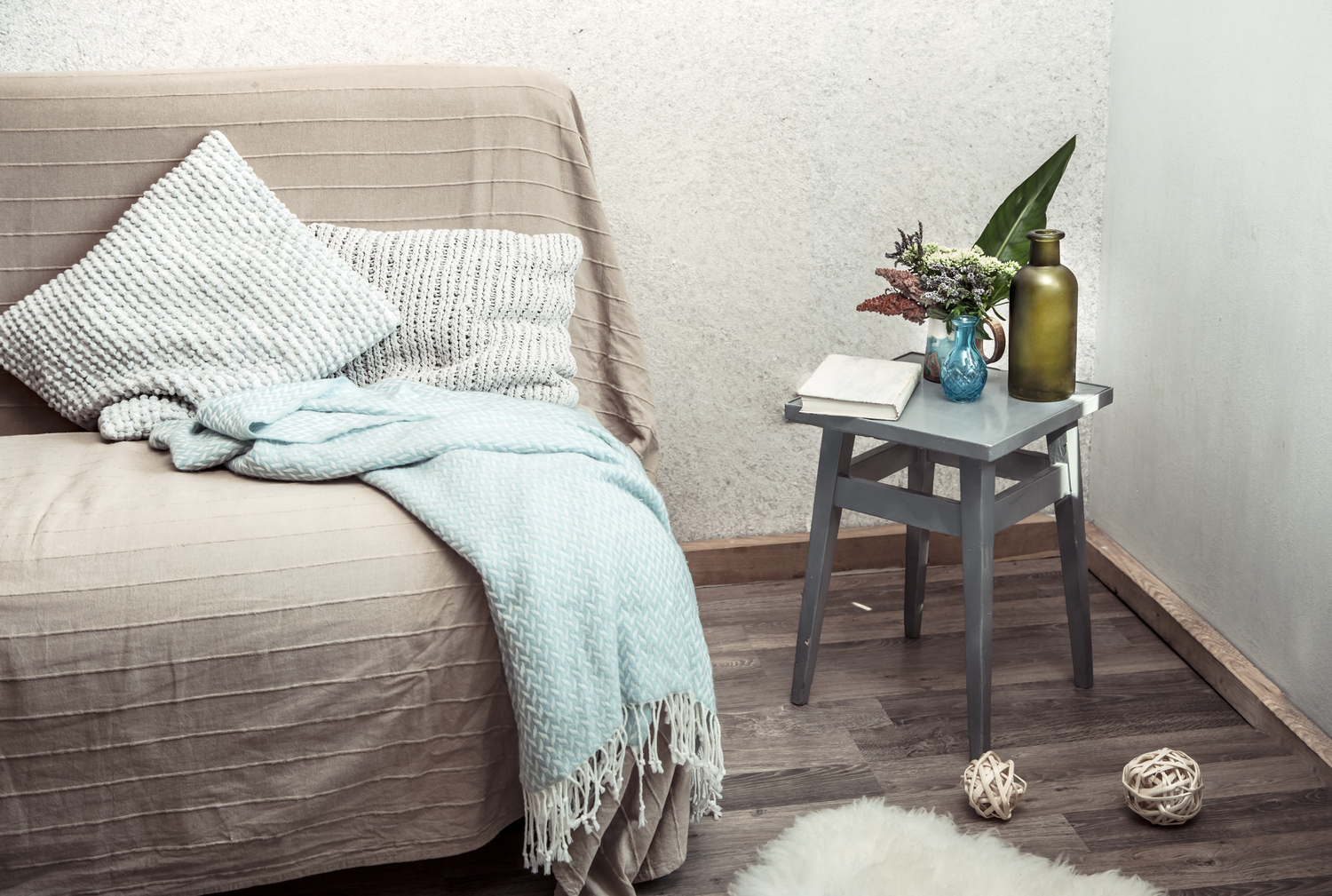 Zdjęcie zawiera kanapę z dekoracjami w niewielkim pokoju.