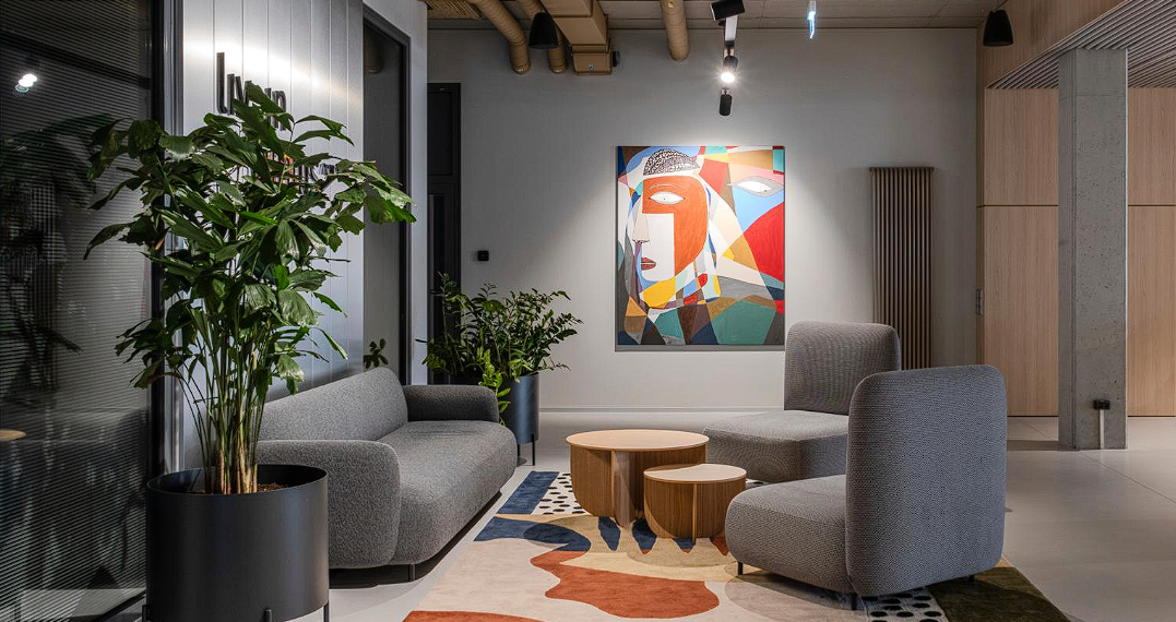 Zdjęcie przedstawia minimalistyczne wnętrze.