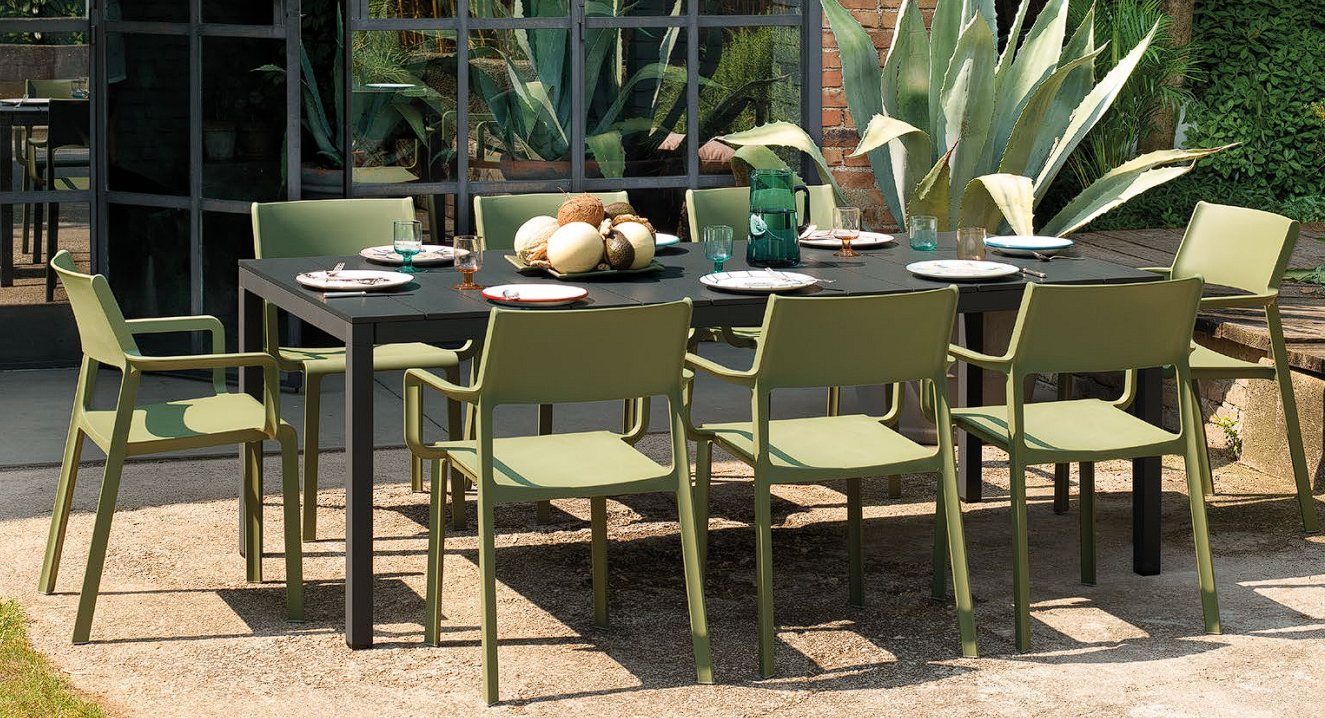 Zdjęcie przedstawia stoły Nardi.