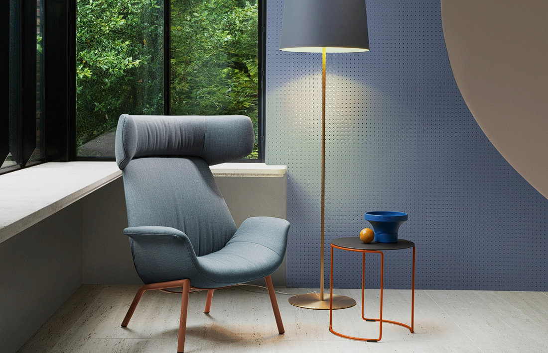 Zdjęcie przedstawia fotel w salonie ze stolikiem.