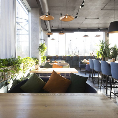 Jakie powinny być meble w restauracji? Eksperci Furnigo odpowiadają na pytania