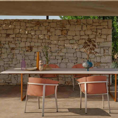 Stylowy ogród zaczyna się od stołu – sprawdź inspiracje Furnigo